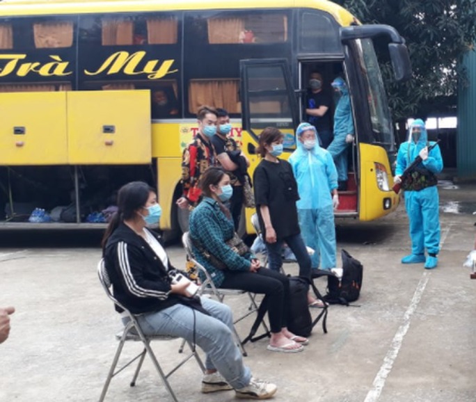 Những hành khách Trung Quốc trên chiếc xe nhập cảnh trái phép vào Việt Nam. Ảnh: NLĐ