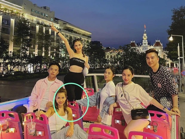 Ngọc Trinh bị chỉ trích vì đứng lên ghế tạo dáng. Ảnh: Internet Ngọc Trinh bị chỉ trích vì đứng lên ghế tạo dáng. Ảnh: Internet