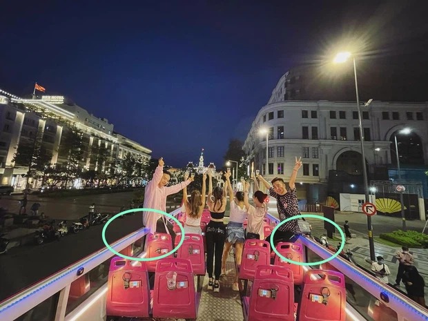 Hai người bạn của Ngọc Trinh ngồi chênh vênh trên thành xe tạo dáng. Ảnh: Internet Hai người bạn của Ngọc Trinh ngồi chênh vênh trên thành xe tạo dáng. Ảnh: Internet