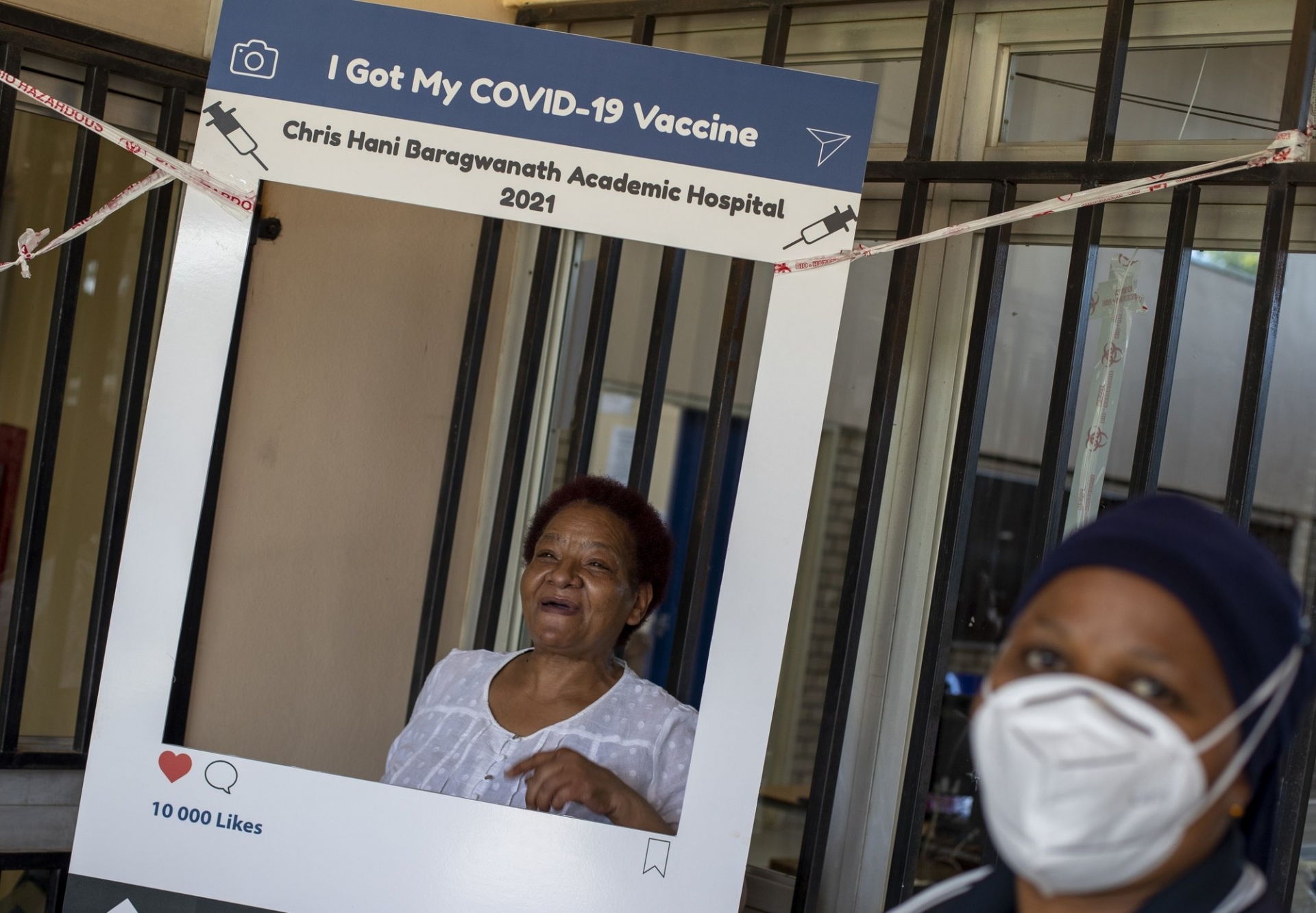 Maggie Sedidi, một y tá 59 tuổi tại bệnh viện lớn nhất Nam Phi tạo dáng chụp ảnh sau khi được tiêm vắc xin Johnson & Johnson. Ảnh: AP