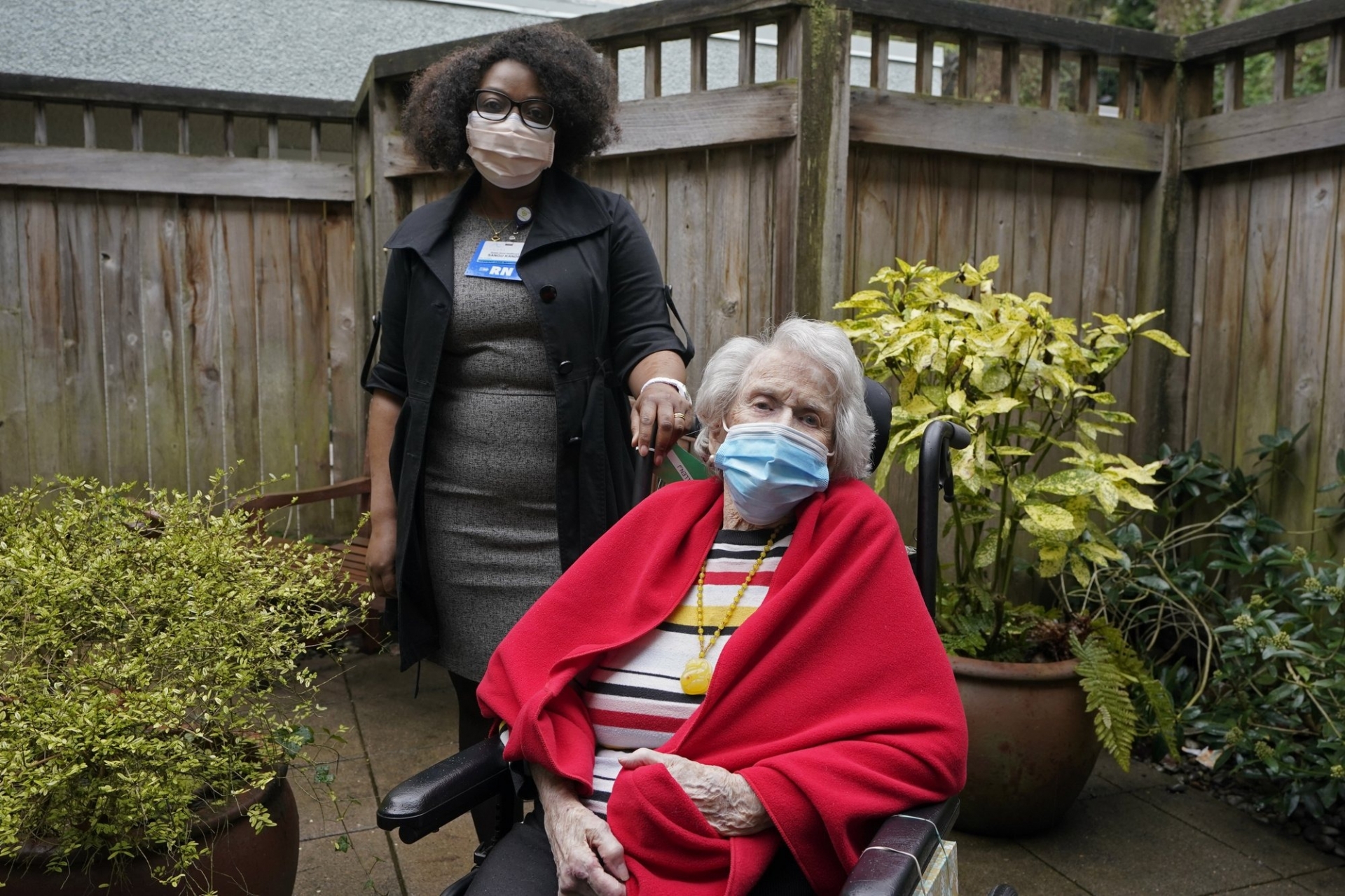 Sangu Kande, một y tá tại Trung tâm Queen Anne Healthcare ở Seattle chụp ảnh cùng cụ Jean Allen. Ảnh: AP