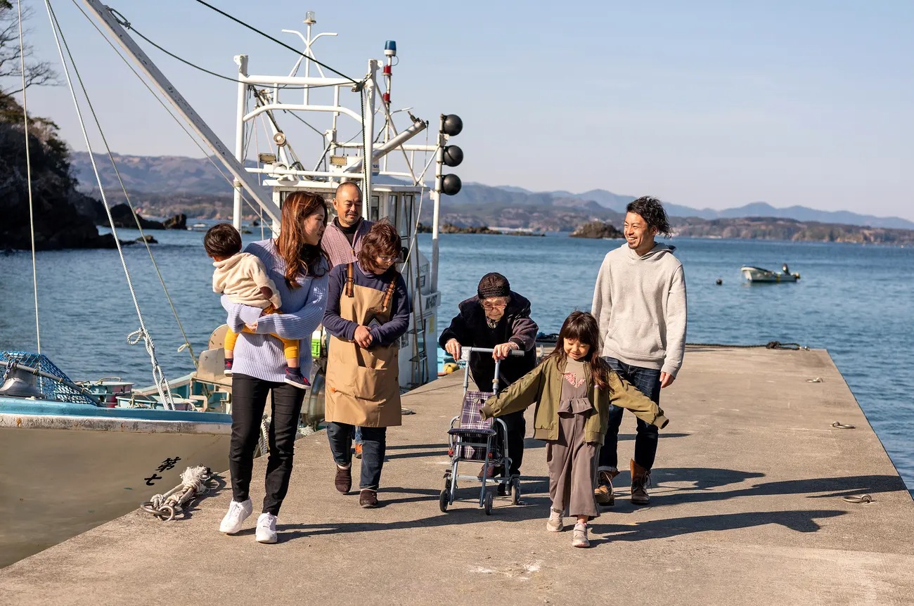 Tokuji Abe, thứ ba từ trái sang cùng gia đình ở Minamisanriku. Ảnh: Guardian