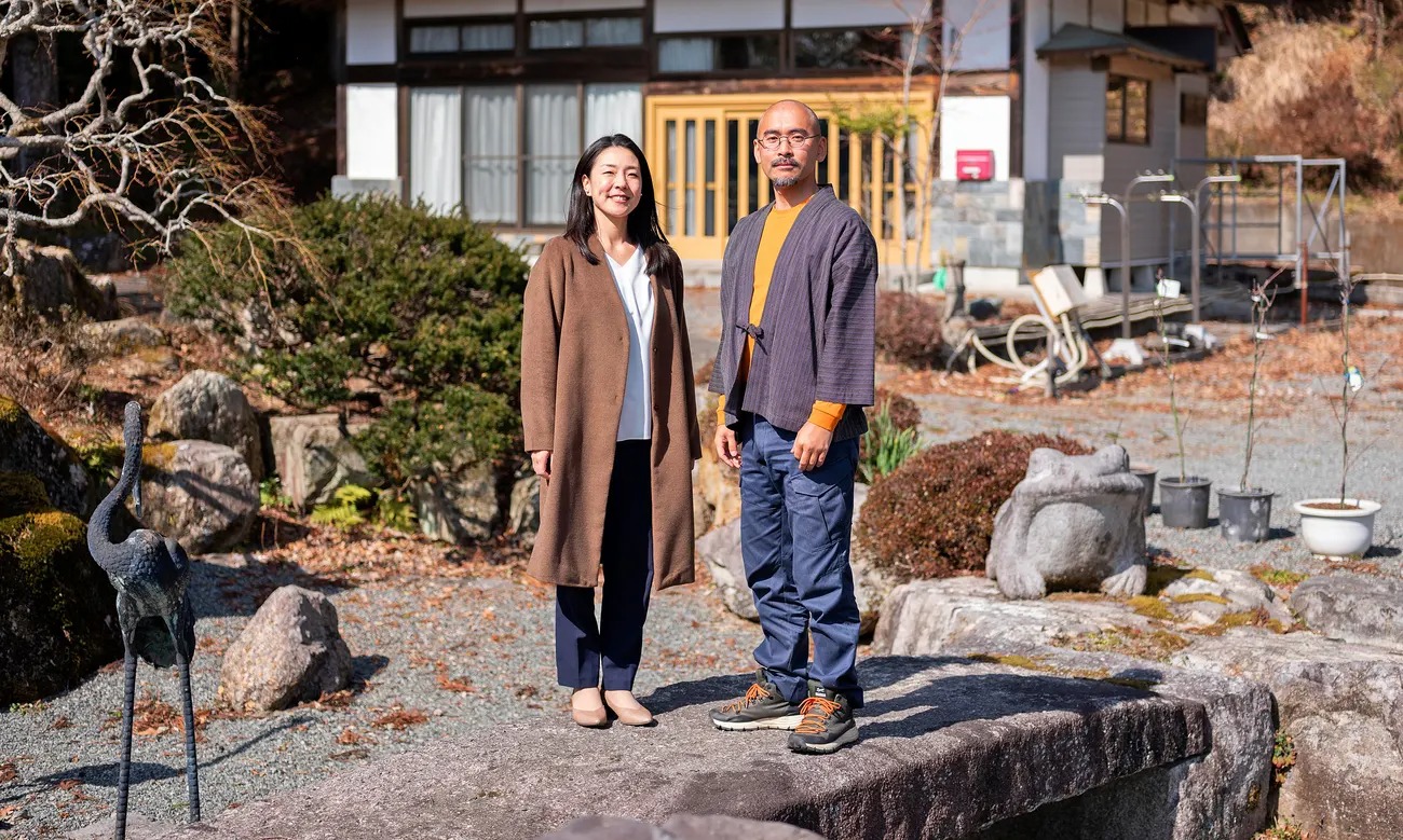 Aki Sato, một nhà tổ chức cộng đồng ở Okuma và chồng cô là Nobuyoshi, một nông dân trồng dâu tây. Ảnh: Guardian