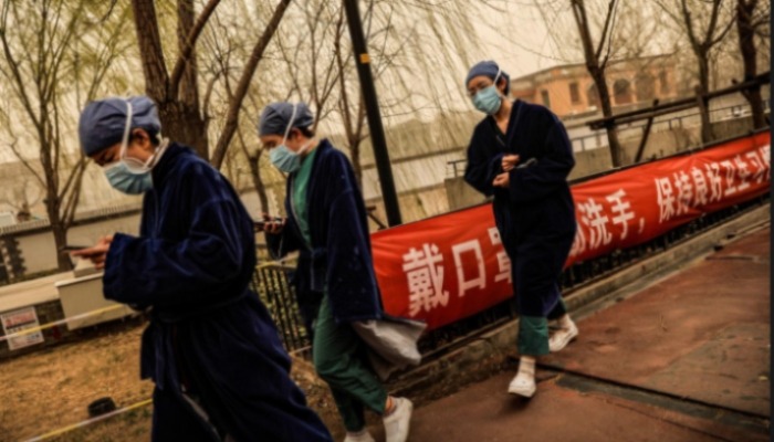 Các y tá kể về một ngày của họ khi Trung Quốc bị bão cát tấn công. Ảnh: Reuters