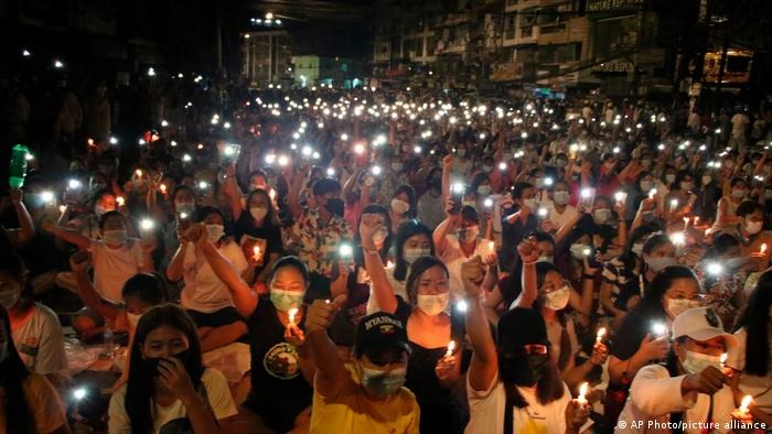 Người biểu tình giơ điện thoại di động bật đèn LED ở Yangon. Ảnh: AP