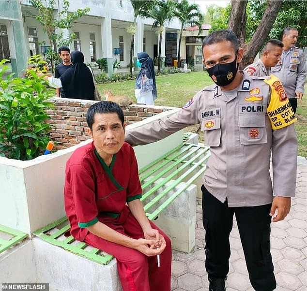 Asep được tìm thấy trong một bệnh viện tâm thần ở tỉnh Aceh, Indonesia sau khi chịu tổn thương vì chứng kiến trận sóng thần 17 năm về trước. Ảnh: Newsflash Asep được tìm thấy trong một bệnh viện tâm thần ở tỉnh Aceh, Indonesia sau khi chịu tổn thương vì chứng kiến trận sóng thần 17 năm về trước. Ảnh: Newsflash