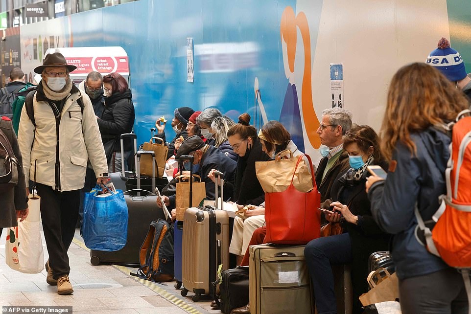 Người dân đổ xô đến các chuyến tàu trong cuộc di cư khỏi thủ đô. Ảnh: Getty