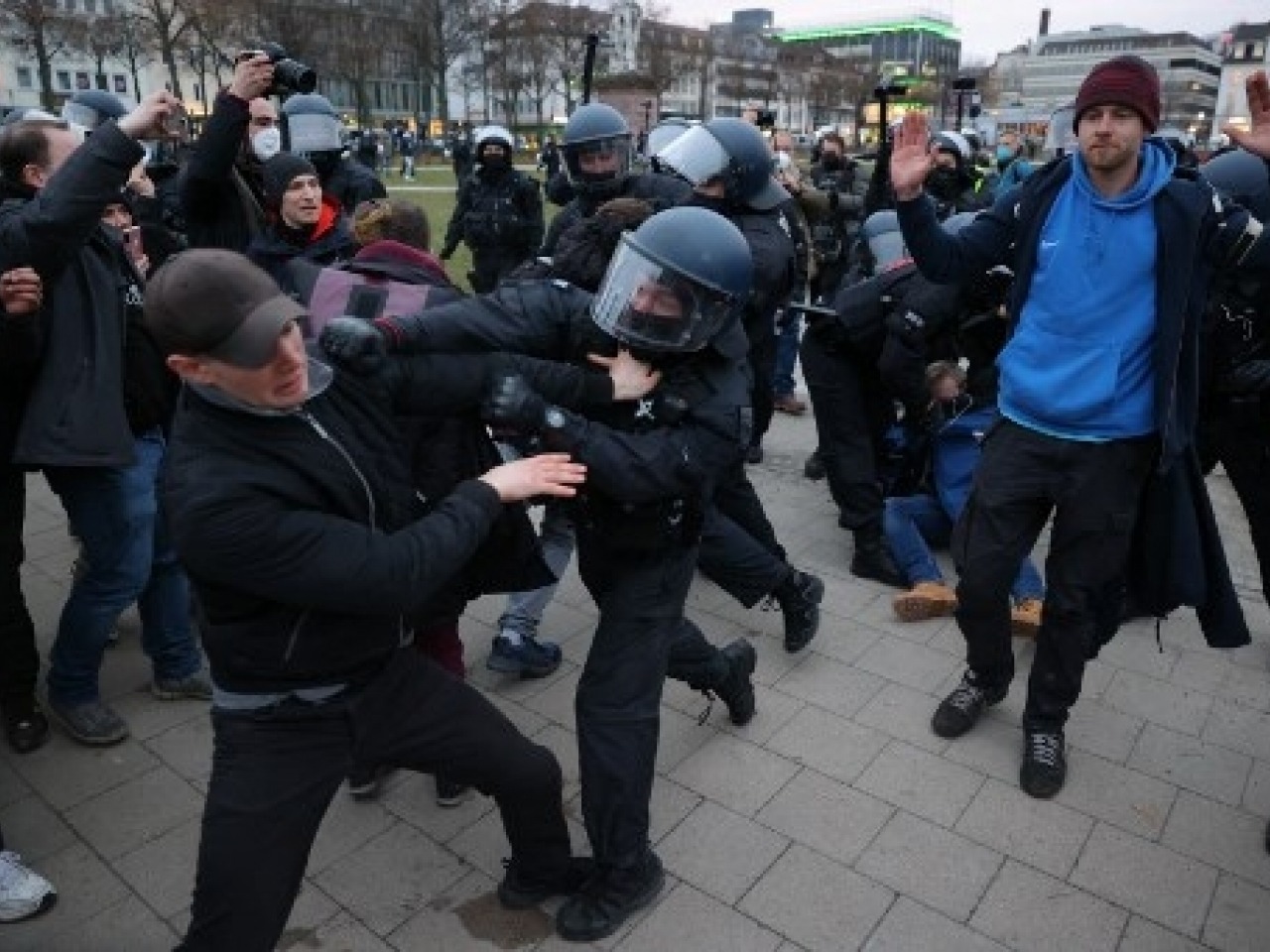 Cảnh sát Đức đụng độ với người biểu tình. Ảnh: Getty