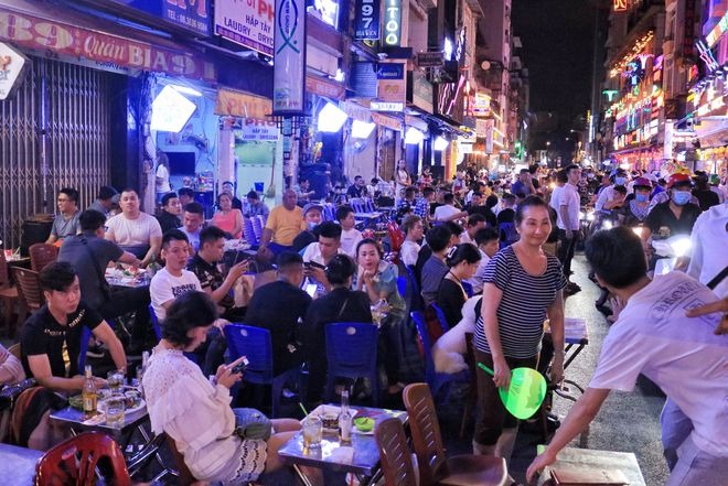 Một quán trên phố Bùi Viện đông nghịt người sau thời gian dài ngừng kinh doanh. Ảnh: Thanh niên