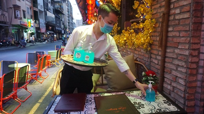 Phố Tây Bùi Viện khi mở cửa hoạt động lại đều tuân thủ các biện pháp phòng dịch Covid-19. Ảnh: Tiền phong