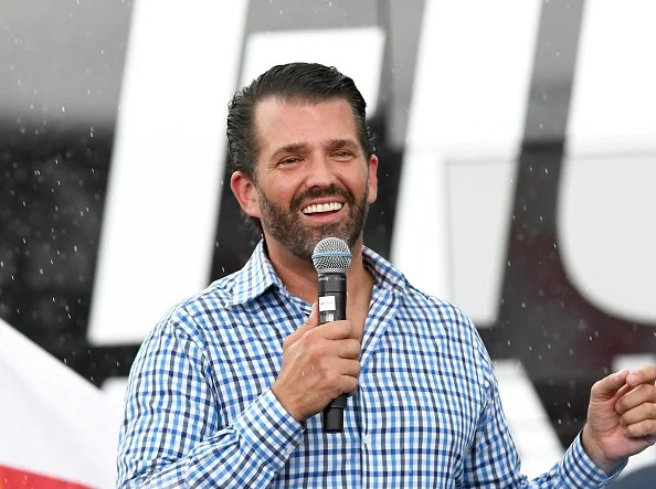 Donald Trump Jr phát biểu trong cơn mưa rào trước người ủng hộ bố. Ảnh: Getty Donald Trump Jr phát biểu trong cơn mưa rào trước người ủng hộ bố. Ảnh: Getty