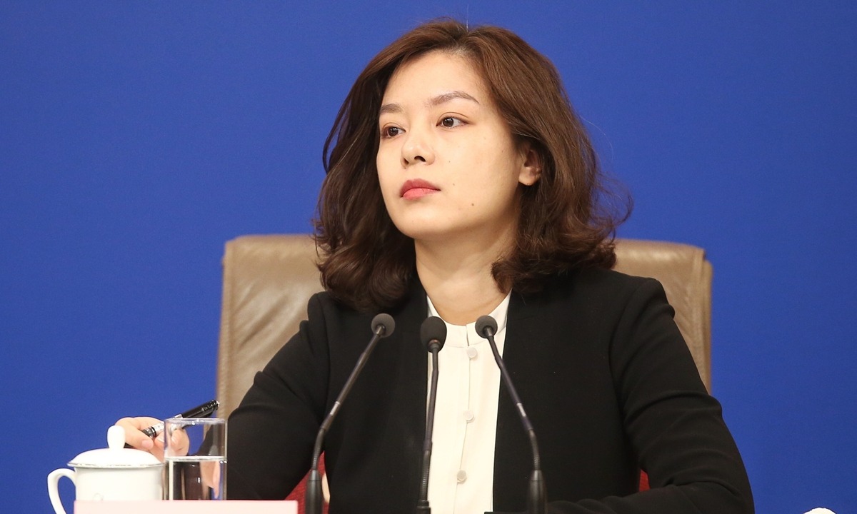 Nhan sắc người phiên dịch Zhang Jing. Ảnh: Weibo Nhan sắc người phiên dịch Zhang Jing. Ảnh: Weibo