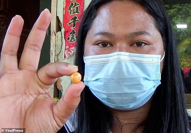 Sợ bị người bán ốc đòi lại viên ngọc, Kodchakorn và gia đình đã giữ kín bí mật này. Ảnh: ViralPress Sợ bị người bán ốc đòi lại viên ngọc, Kodchakorn và gia đình đã giữ kín bí mật này. Ảnh: ViralPress