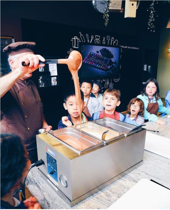 Các bài học kéo dài từ 8h sáng đến 15h30 chiều. Vào giữa ngày, học sinh sẽ có thời gian nghỉ ngơi ăn trưa và thưởng thức socola nóng. Ảnh: Instagram