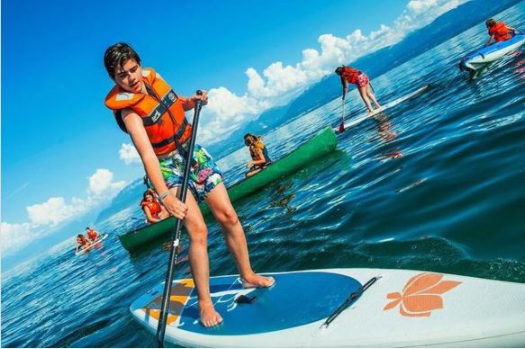 Chèo thuyền SUP cũng được đưa vào chương trình học. Ảnh: Instagram