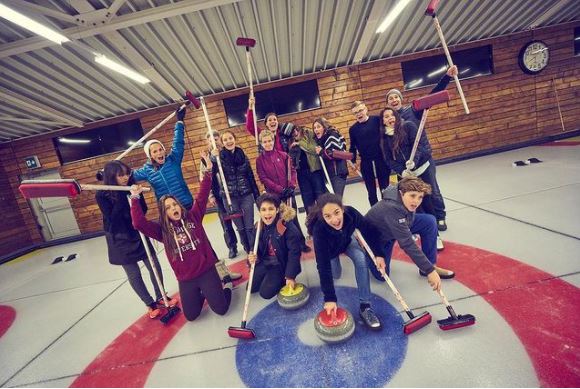 Các học sinh được học bi đá trên băng. Ảnh: Instagram