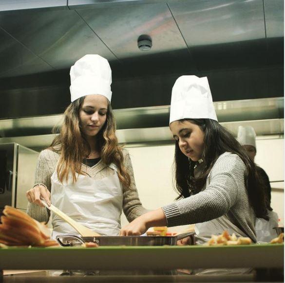 Các em học sinh được học làm bánh. Ảnh: Instagram