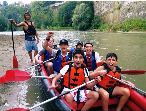 Một buổi chèo thuyền của học sinh Le Rosey. Ảnh: Instagram