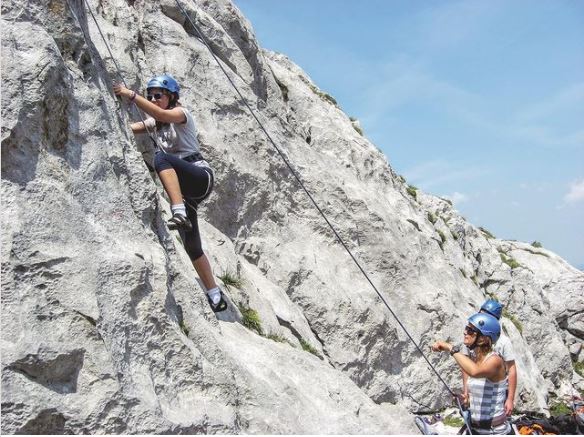 Ngoài việc học, các sinh viên còn cùng nhau chèo thuyền, đi dạo và thử sức với môn leo núi. Ảnh: Instagram