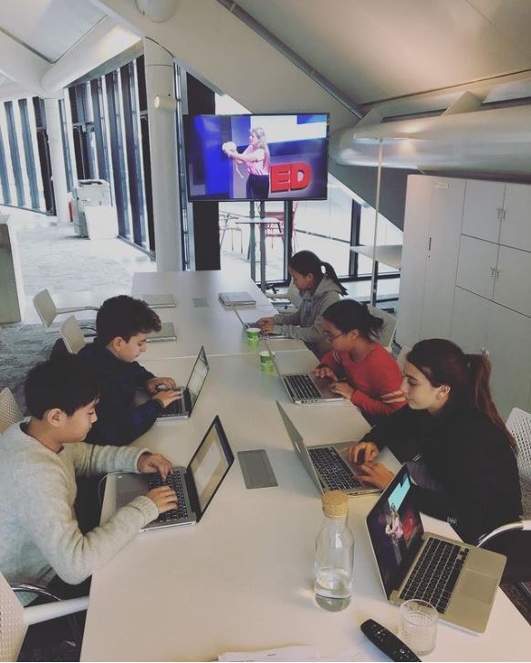 Từ 19h30, học sinh ăn tối. Thời gian làm bài tập về nhà là từ 20-21h. Ảnh: Instagram