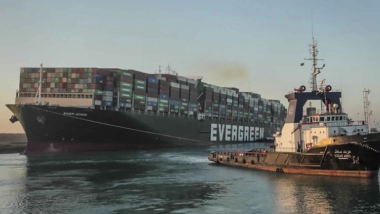 Trong bức ảnh do Cơ quan quản lý kênh đào Suez công bố, tàu Even Given được một con tàu kéo lôi ra khỏi vị trí mắc cạn. Ảnh: AP Trong bức ảnh do Cơ quan quản lý kênh đào Suez công bố, tàu Even Given được một con tàu kéo lôi ra khỏi vị trí mắc cạn. Ảnh: AP