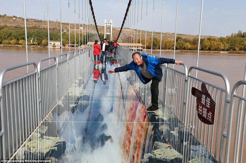 Những cây cầu kính ngoạn mục không dành cho người yếu tim - Ảnh 4