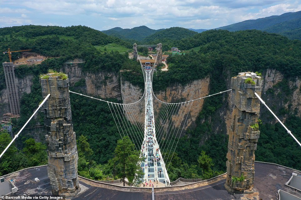 Những cây cầu kính ngoạn mục không dành cho người yếu tim - Ảnh 2