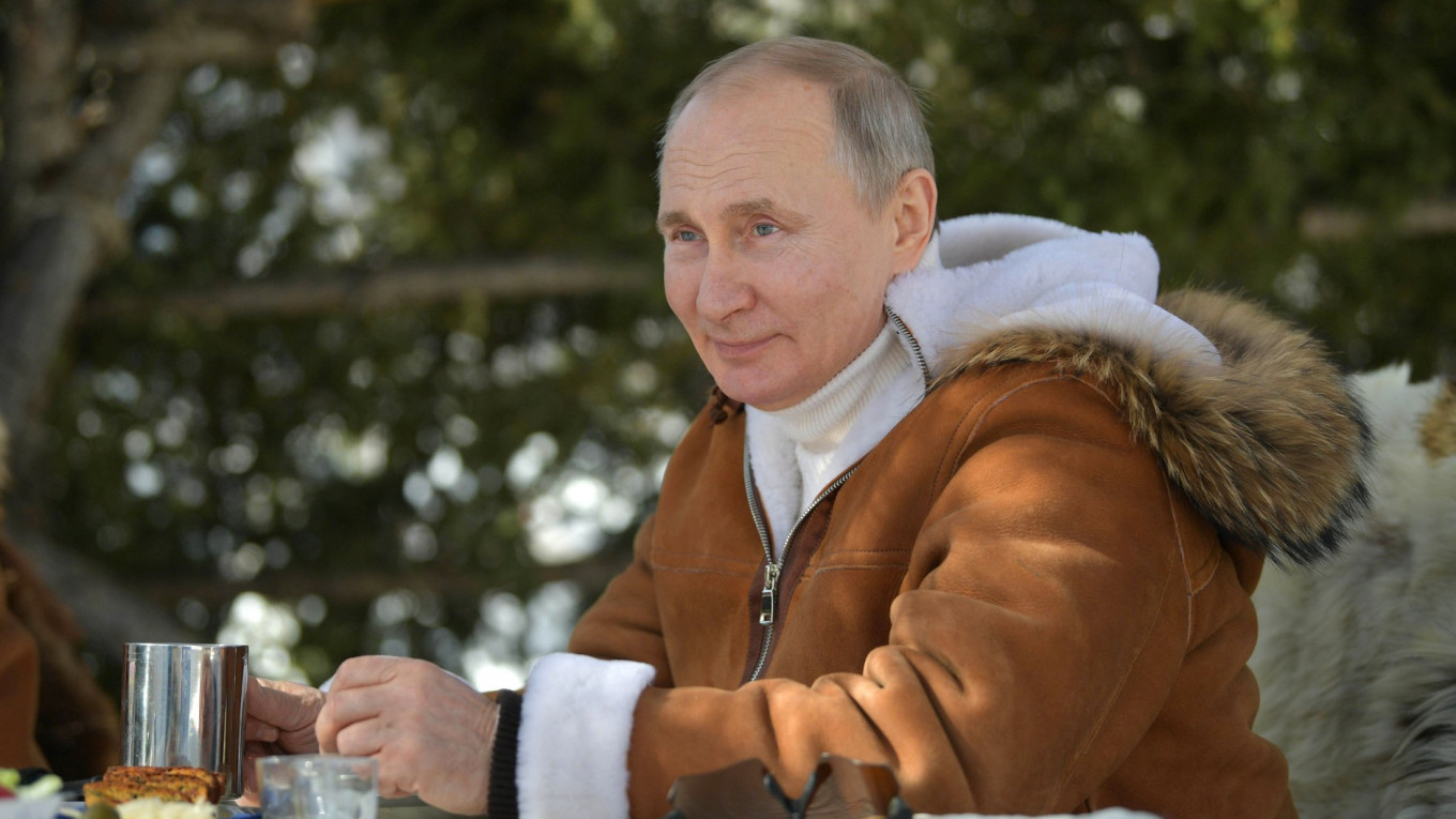 Ông Putin được coi như 'nam thần quốc dân' của Nga. Ảnh: Kremlin Ông Putin được coi như 'nam thần quốc dân' của Nga. Ảnh: Kremlin