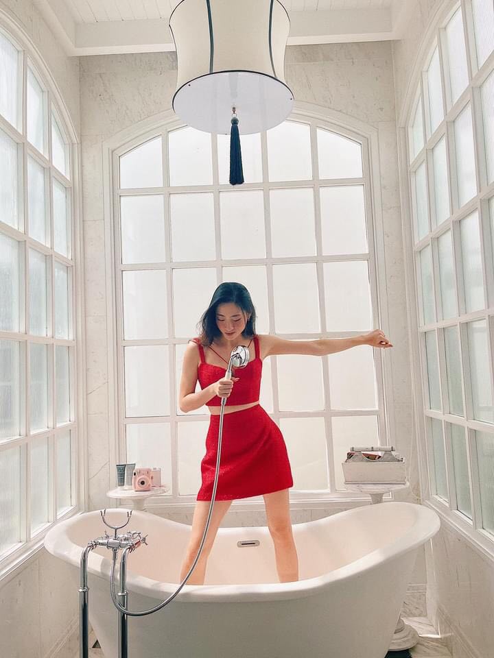 Nàng hậu tạo dáng trong bồn tắm với chiếc váy đỏ. Ảnh: FBNV