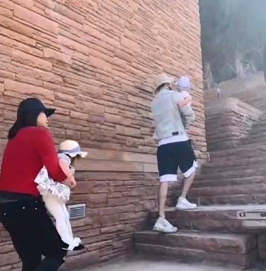 Tuy nhiên, nhiều người cho rằng 2 bé quá lớn so với những đứa trẻ được sinh ra trong thời gian cách ly vì dịch Covid-19. Ảnh: Inf.news