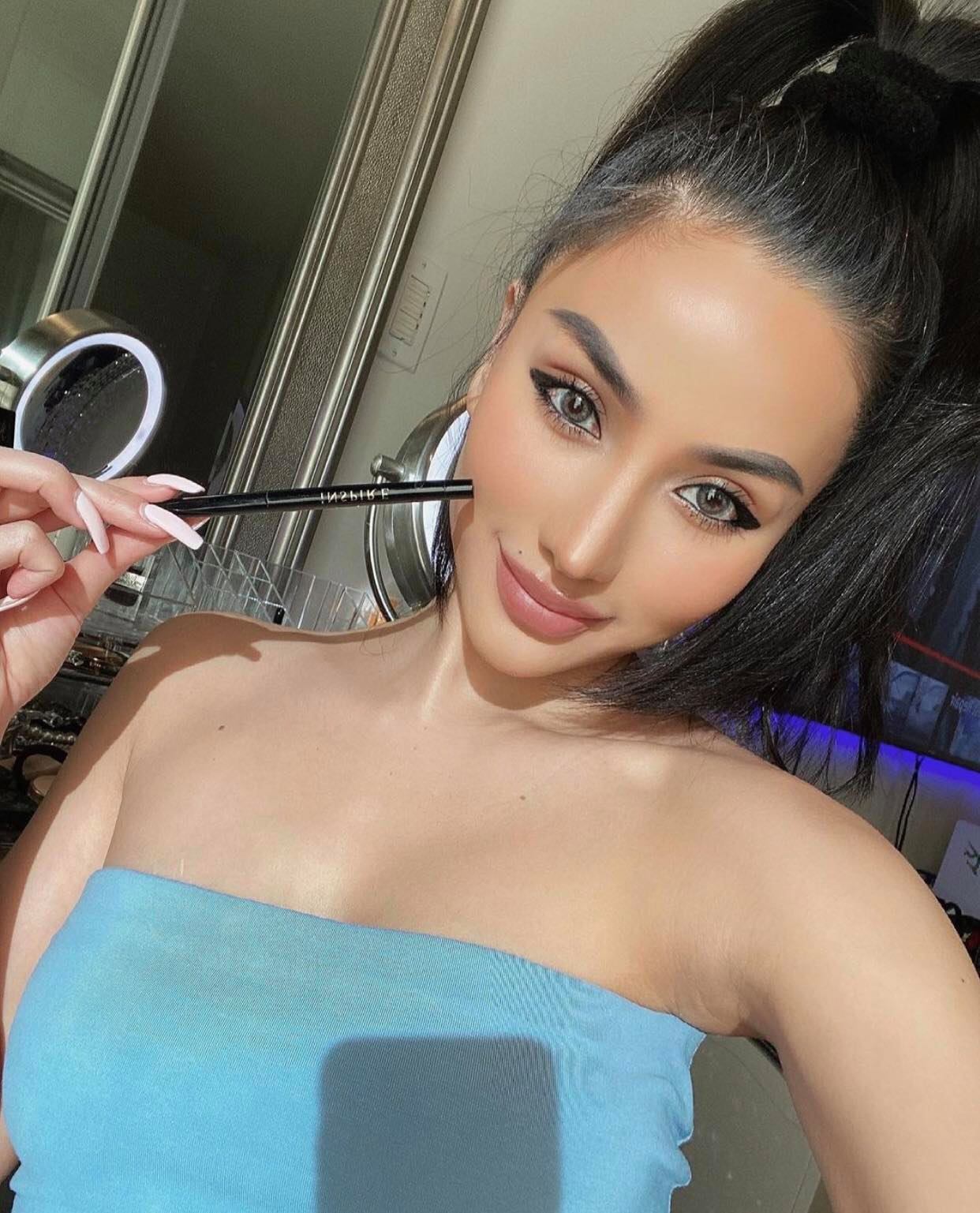 Cô nàng thường xuyên khoe những bức ảnh sang chảnh lên Instagram. Ảnh: IGNV