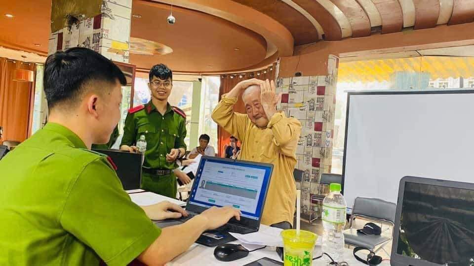 Chụp xong cụ còn hỏi các anh công an xem ảnh của mình có đẹp không. Ảnh: Facebook Chụp xong cụ còn hỏi các anh công an xem ảnh của mình có đẹp không. Ảnh: Facebook