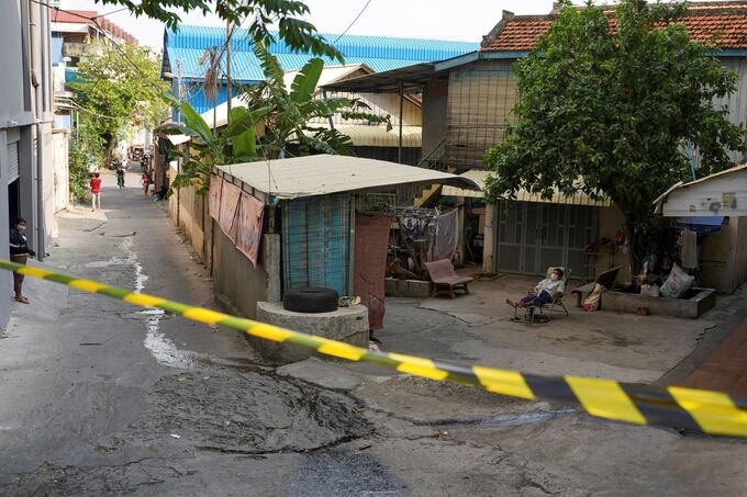 Đường phố Phnom Penh khi phong tỏa. Ảnh: Reuters Đường phố Phnom Penh khi phong tỏa. Ảnh: Reuters
