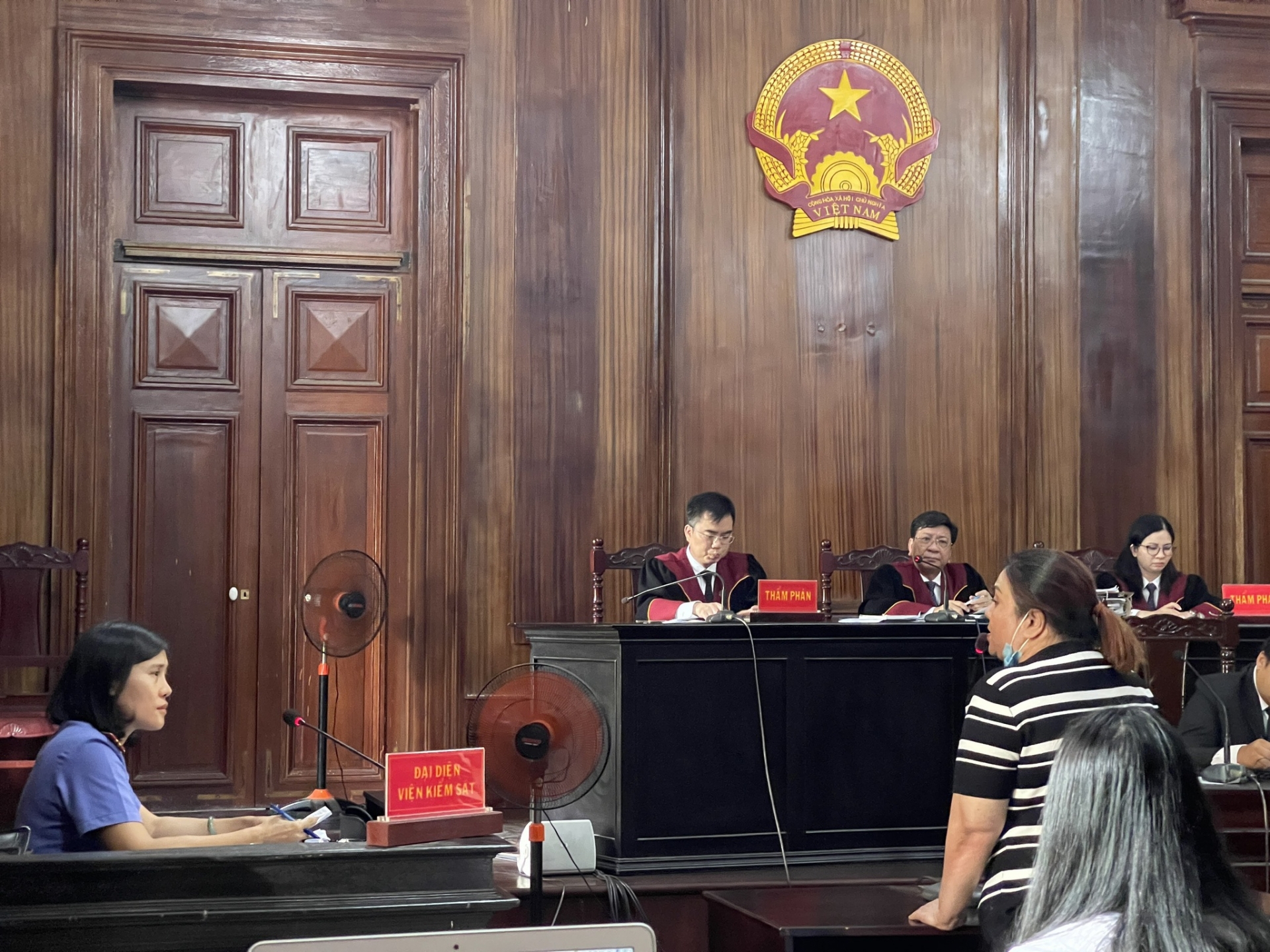 Mẹ bị cáo Phong trả lời câu hỏi của VKS. Ảnh: Thanh niên