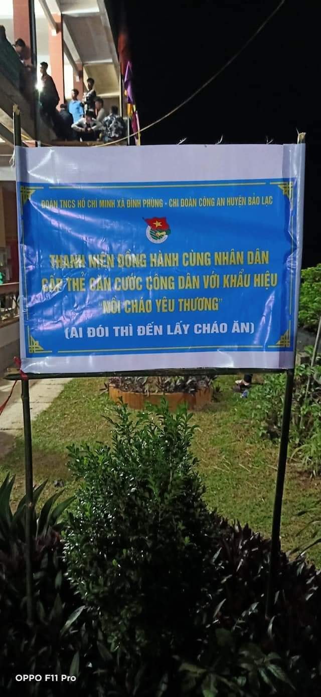 Ấm nòng hình ảnh cán bộ nấu 'nồi cháo to ú ụ' phục vụ bà con đi làm CCCD Ấm nòng hình ảnh cán bộ nấu 'nồi cháo to ú ụ' phục vụ bà con đi làm CCCD