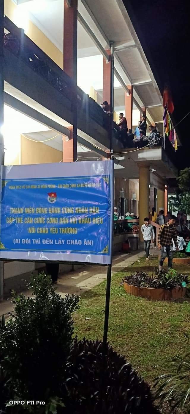 Dù đã khuya nhưng người chờ làm CCCD vẫn rất đông, tràn ra cả ban công. Ảnh: K.S.C Dù đã khuya nhưng người chờ làm CCCD vẫn rất đông, tràn ra cả ban công. Ảnh: K.S.C