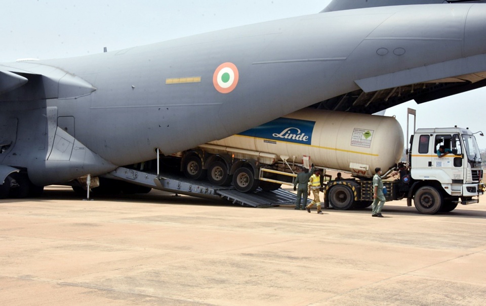 Ấn Độ huy động mọi nguồn lực từ hàng không, đường sắt, đường bộ để tiếp tế oxy y tế cho những khu vực bị ảnh hưởng dịch. Ảnh: ANI