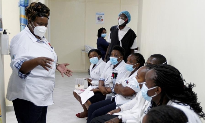 Nhân viên y tế tại Kenya nói chuyện với các đồng nghiệp trước khi tiêm vaccine Covid-19. Ảnh: Reuters