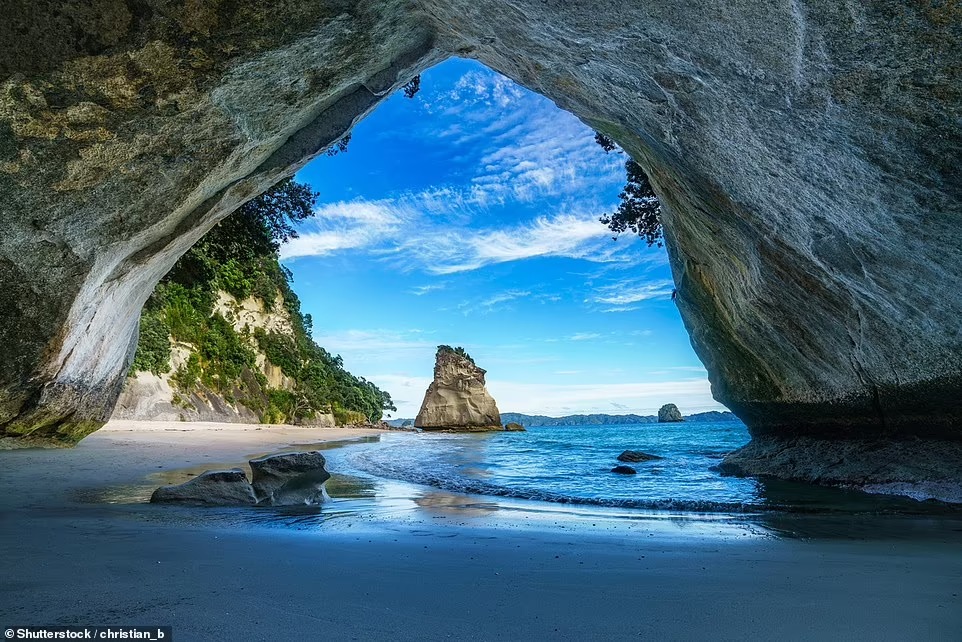 Cathedral Cove, còn được gọi là Te Whanganui-a-Hei, là một khu bảo tồn biển trên Đảo Bắc của New Zealand. Nơi này có một cửa tò vò tự nhiên vô cùng tráng lệ. Nó thu hút khách du lịch đến chụp ảnh, chèo thuyền kayak. Ảnh: Shutterstock
