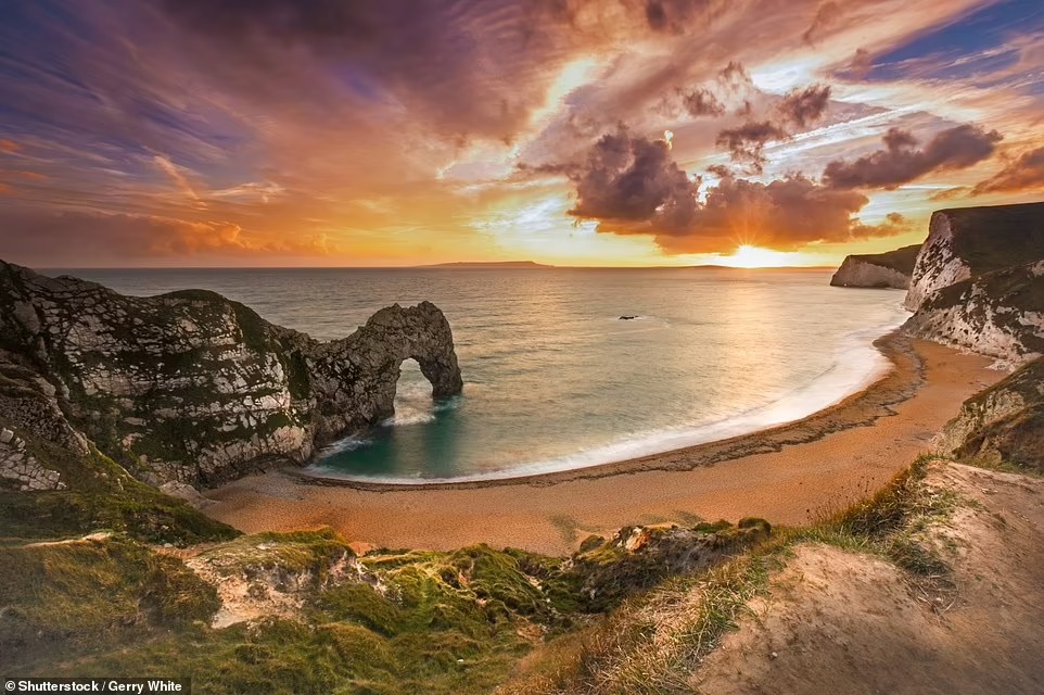 Cửa Durdle là một vòm đá vôi tự nhiên trên Bờ biển kỷ Jura gần Lulworth ở Dorset. Nó được tạo ra khi biển xuyên qua đá khoảng 10.000 năm trước. Ảnh: Shutterstock
