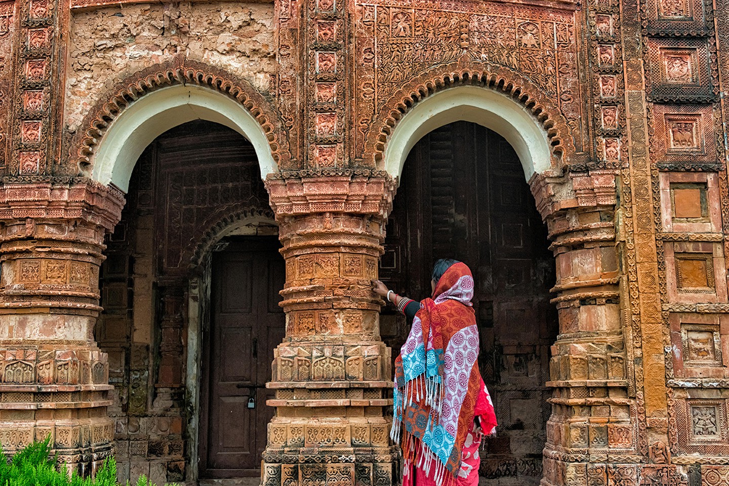 Du khách chiêm ngưỡng kiến ​​trúc của Quần thể Đền Puthia, Rajshahi Division, Bangladesh. Ảnh: Alamy