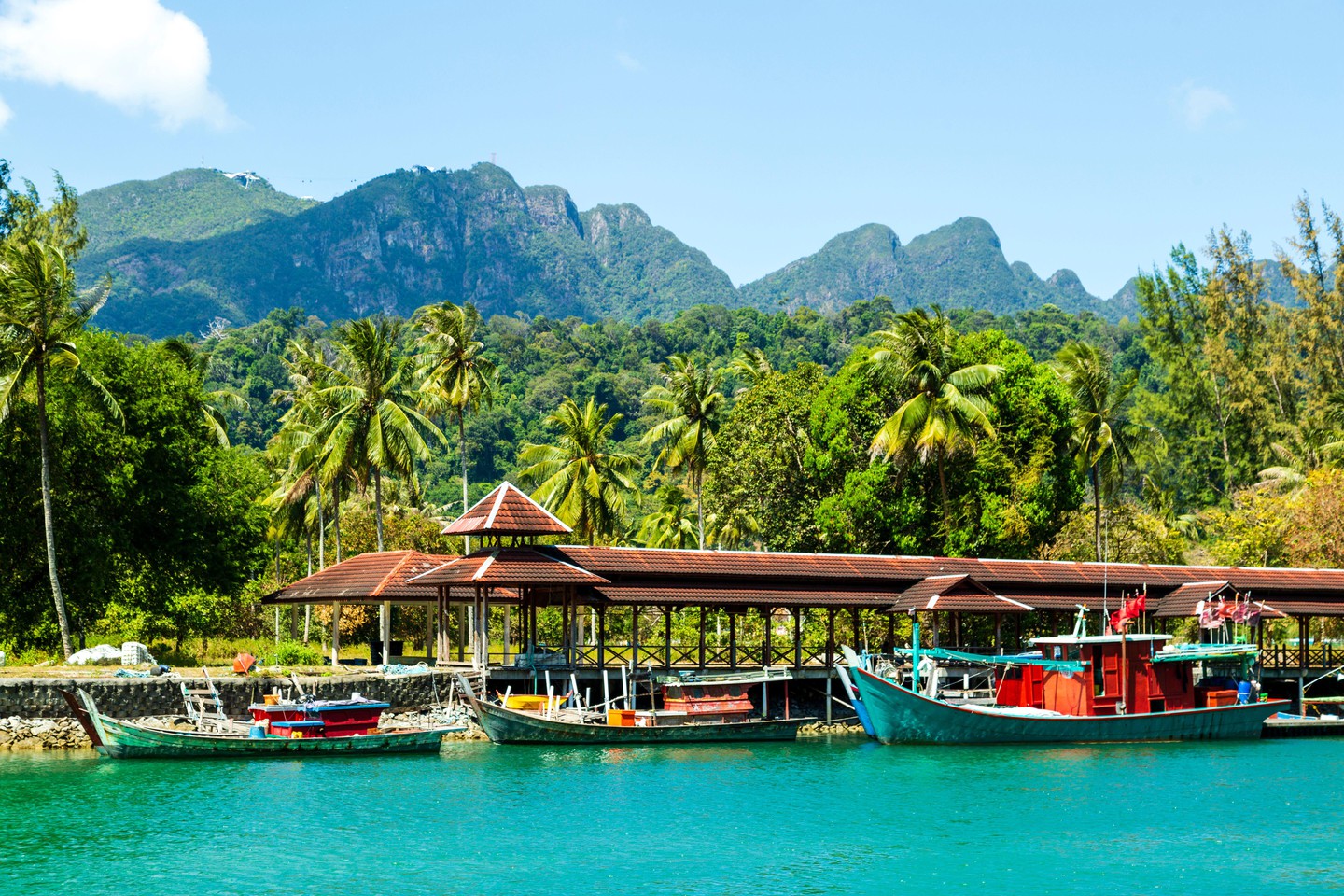 Langkawi, tên chính thức là Langkawi, Viên ngọc của Kedah, là một huyện và một quần đảo gồm 99 hòn đảo ở Biển Andaman cách đất liền khoảng 30 km. Ảnh: Alamy