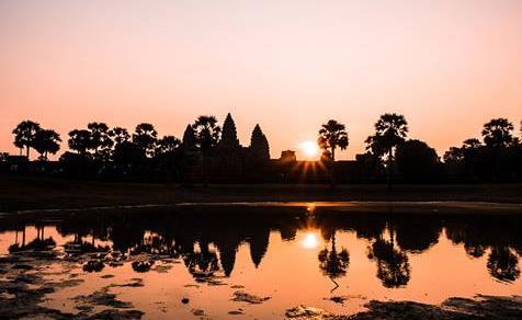 Thời điểm tốt nhất để đến thăm Angkor Wat là vào lúc mặt trời mọc, khi những ngọn tháp được trang trí công phu của nó in bóng trên bầu trời màu kẹo. Ảnh: Jetstar Thời điểm tốt nhất để đến thăm Angkor Wat là vào lúc mặt trời mọc, khi những ngọn tháp được trang trí công phu của nó in bóng trên bầu trời màu kẹo. Ảnh: Jetstar