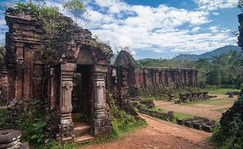 Nằm giữa rừng rậm nhiệt đới là những tàn tích của nhiều ngôi đền và tác phẩm điêu khắc của người Hindu, phần lớn trong số đó đã bị phá hủy một cách đáng buồn trong Chiến tranh. Ảnh: Jetstar Nằm giữa rừng rậm nhiệt đới là những tàn tích của nhiều ngôi đền và tác phẩm điêu khắc của người Hindu, phần lớn trong số đó đã bị phá hủy một cách đáng buồn trong Chiến tranh. Ảnh: Jetstar