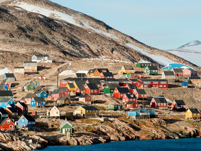 Ngồi trực thăng bay đến Ittoqqortoormiit ở Greenland. Từ đó, bạn có thể đi thuyền trên vịnh dài nhất thế giới.