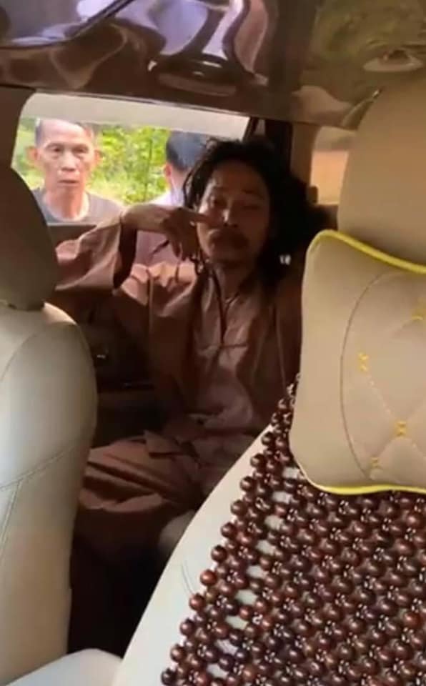 Ngay sau khi xác minh được đó là chồng mình, chị vợ cùng gia đình đã đến đón anh về. Ảnh: TikTok Ngay sau khi xác minh được đó là chồng mình, chị vợ cùng gia đình đã đến đón anh về. Ảnh: TikTok