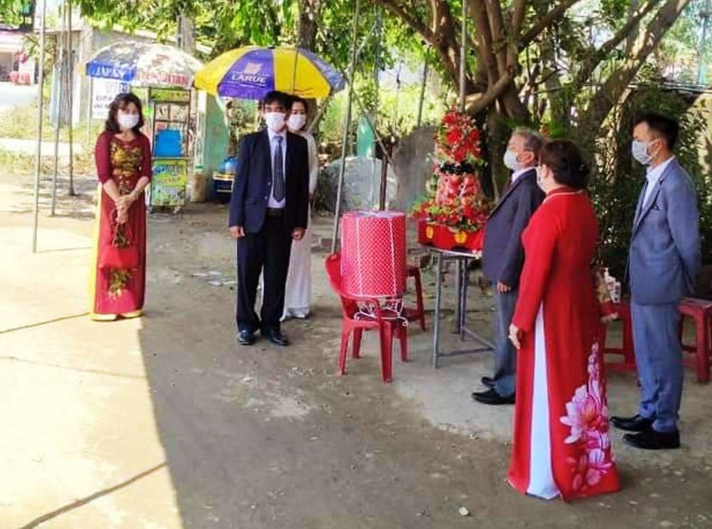 Lễ trao sính lễ diễn ra nhanh, gọn nhưng vẫn đảm bảo thủ tục theo đúng truyền thống. Ảnh: Facebook Lễ trao sính lễ diễn ra nhanh, gọn nhưng vẫn đảm bảo thủ tục theo đúng truyền thống. Ảnh: Facebook