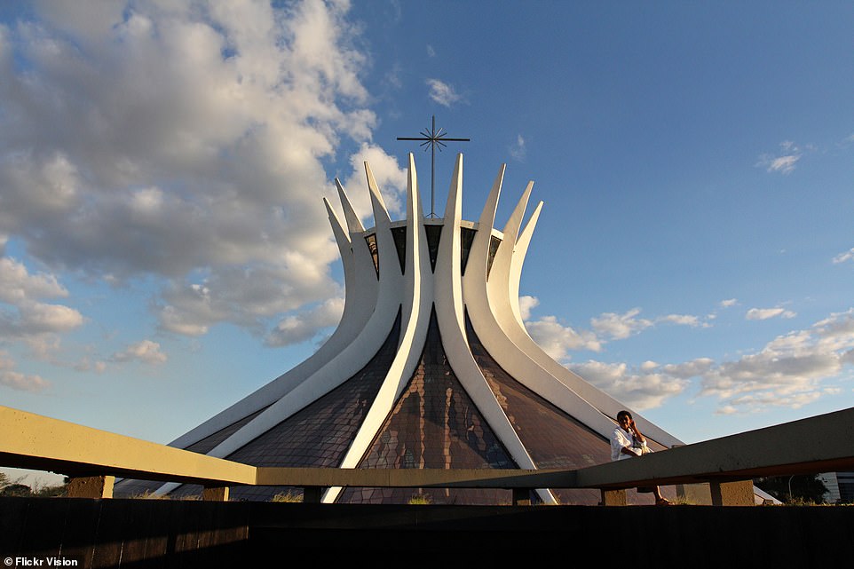 Nhà thờ Đức Mẹ Aparecida, còn được gọi là Nhà thờ Brasilia do Oscar Niemeyer thiết kế. Đây là nhà thờ Công giáo La Mã phục vụ Brasilia và là trụ sở của Tổng giáo phận Brasilia. Nó được hoàn thành ngày 31/5/1970. Ảnh: Flickr