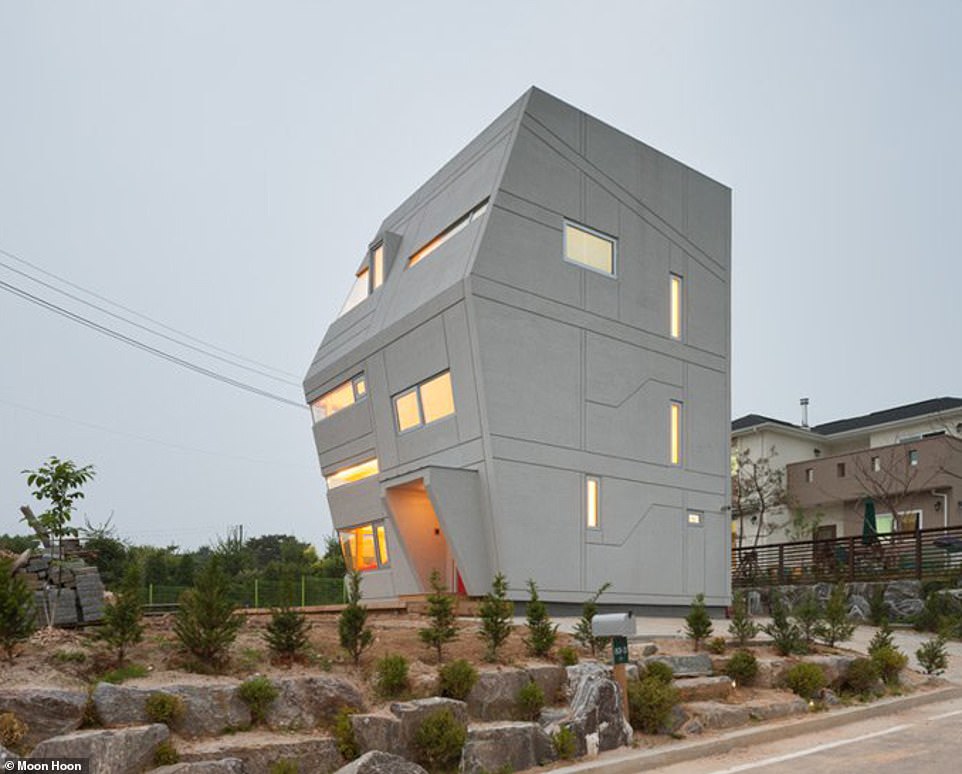 Được gọi là ngôi nhà Chiến tranh giữa các vì sao, đây là một nhà dân do kiến trúc sư Moon Hoon thiết kế. Nó được đặt tên sau khi ông Hoon thấy tầng trên cùng trông giống như 'một nơi có thể là phòng điều khiển cho Darth Vader'. Ảnh: Moon Hoon