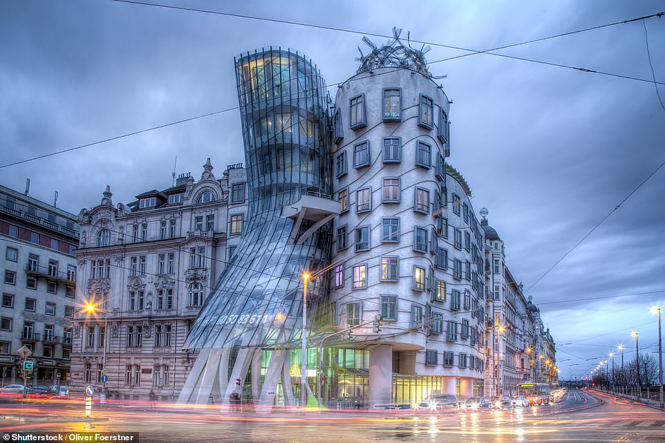 Dancing House ở thủ đô Praha của Cộng hòa Séc thường được gọi là Fred và Ginger, theo tên 2 vũ công nổi tiếng Fred Astaire và Ginger Rogers. Kiến trúc sư Frank Gehry đã lấy cảm hứng từ các ngôi sao Hollywood để tạo ra bản vẽ này. Tòa nhà được hoàn thành vào năm 1996 và hiện là trụ sở ngân hàng Nationale Nederlanden. Ảnh: Shutterstock
